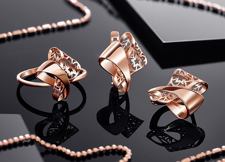 Дресс-код на золото: какие украшения носить на работе?