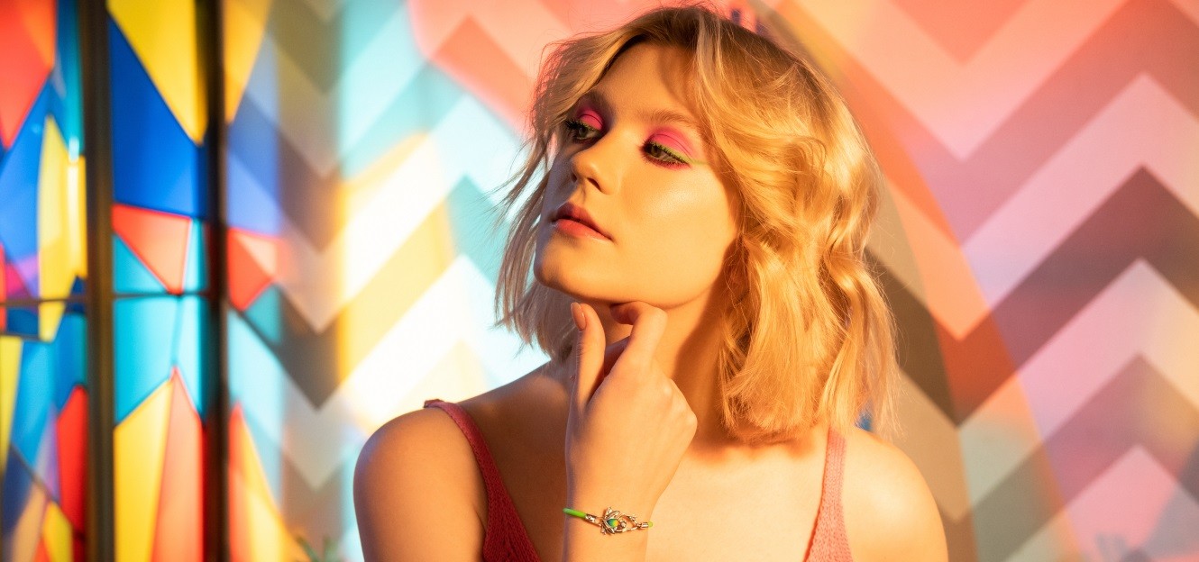 Одинарный салатовый браслет и соул на руке