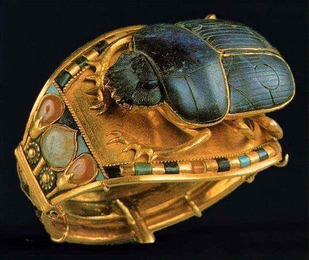 Египетское украшение с жуком-скарабеем олицетворяет возрождение, перемены к лучшему и придаёт силы в трудные времена