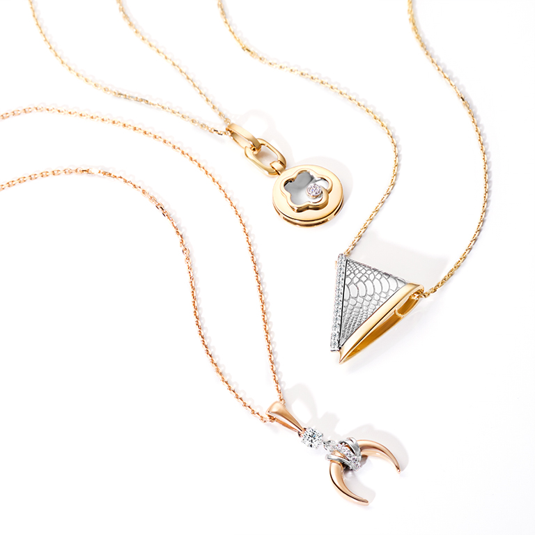 Подвески в ювелирном магазине PLATINA