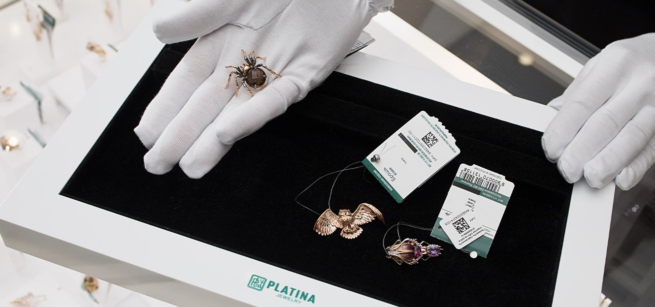 Широкий ассортимент ювелирных украшений в фирменном магазине PLATINA