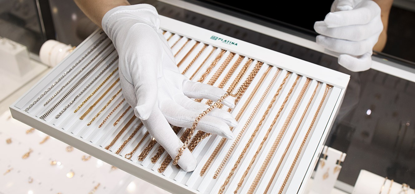 Профессиональные консультанты фирменного магазина PLATINA